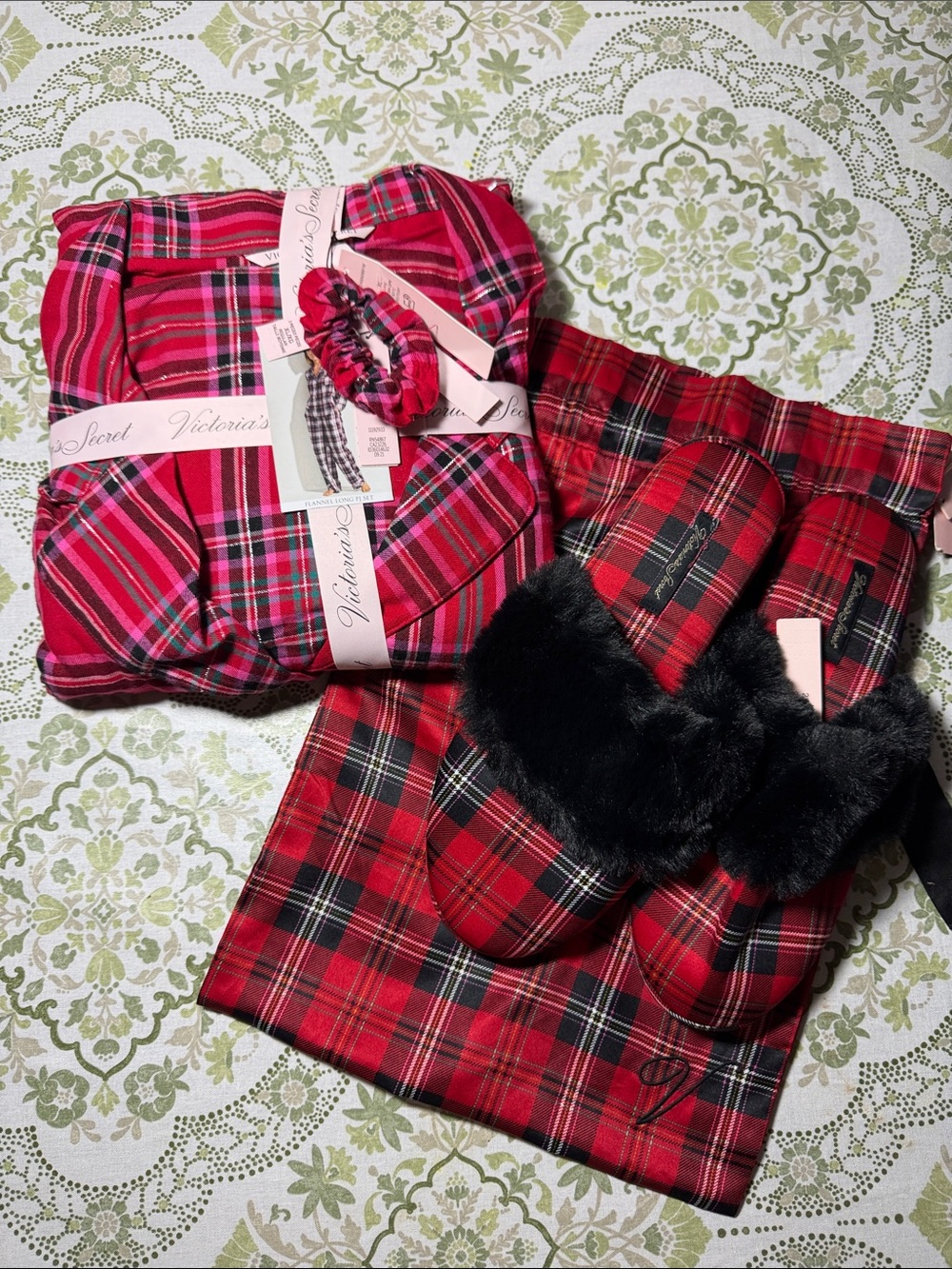 Victoria's Secret XL Red Plaid Pajama Set with Black Faux-Fur Slippers (S)